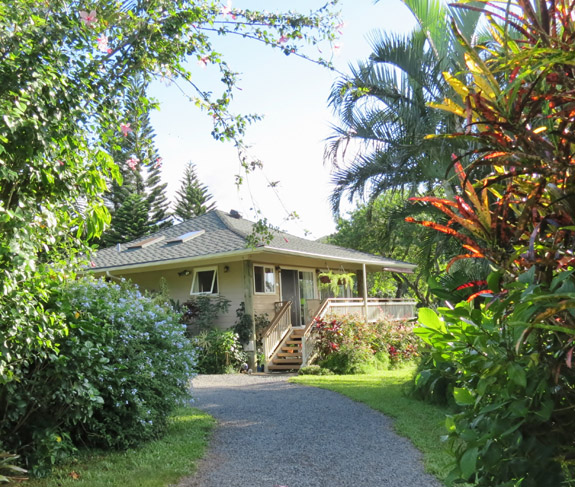 Maui Cottage Rental, Hookipa Bayview - a Private Secluded Cottage on Maui perfect for your next vacation or Honeymoon.